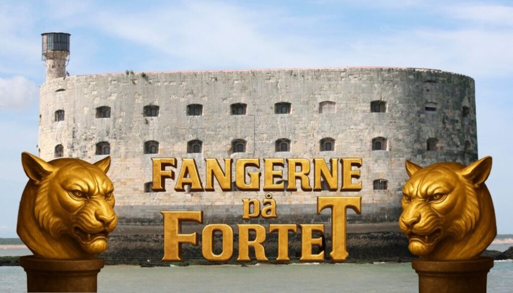 Dette billede viser den ikoniske facade af det historiske fort Boyard, som er kendt fra det populære tv-show Fangerne på Fortet. Foran fortet ses to gyldne panterhoveder, der symboliserer spillets spænding og de udfordringer deltagerne står overfor. Teksten “Fangerne på Fortet” fremhæver temaet og den eventyrlige atmosfære, der kendetegner konceptet.