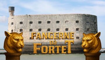 Fangerne på Fortet (3) Dette billede viser den ikoniske facade af det historiske fort Boyard, som er kendt fra det populære tv-show Fangerne på Fortet. Foran fortet ses to gyldne panterhoveder, der symboliserer spillets spænding og de udfordringer deltagerne står overfor. Teksten “Fangerne på Fortet” fremhæver temaet og den eventyrlige atmosfære, der kendetegner konceptet.