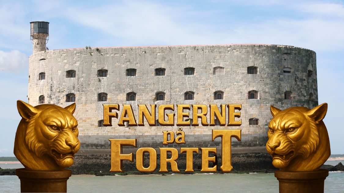Dette billede viser den ikoniske facade af det historiske fort Boyard, som er kendt fra det populære tv-show Fangerne på Fortet. Foran fortet ses to gyldne panterhoveder, der symboliserer spillets spænding og de udfordringer deltagerne står overfor. Teksten “Fangerne på Fortet” fremhæver temaet og den eventyrlige atmosfære, der kendetegner konceptet.
